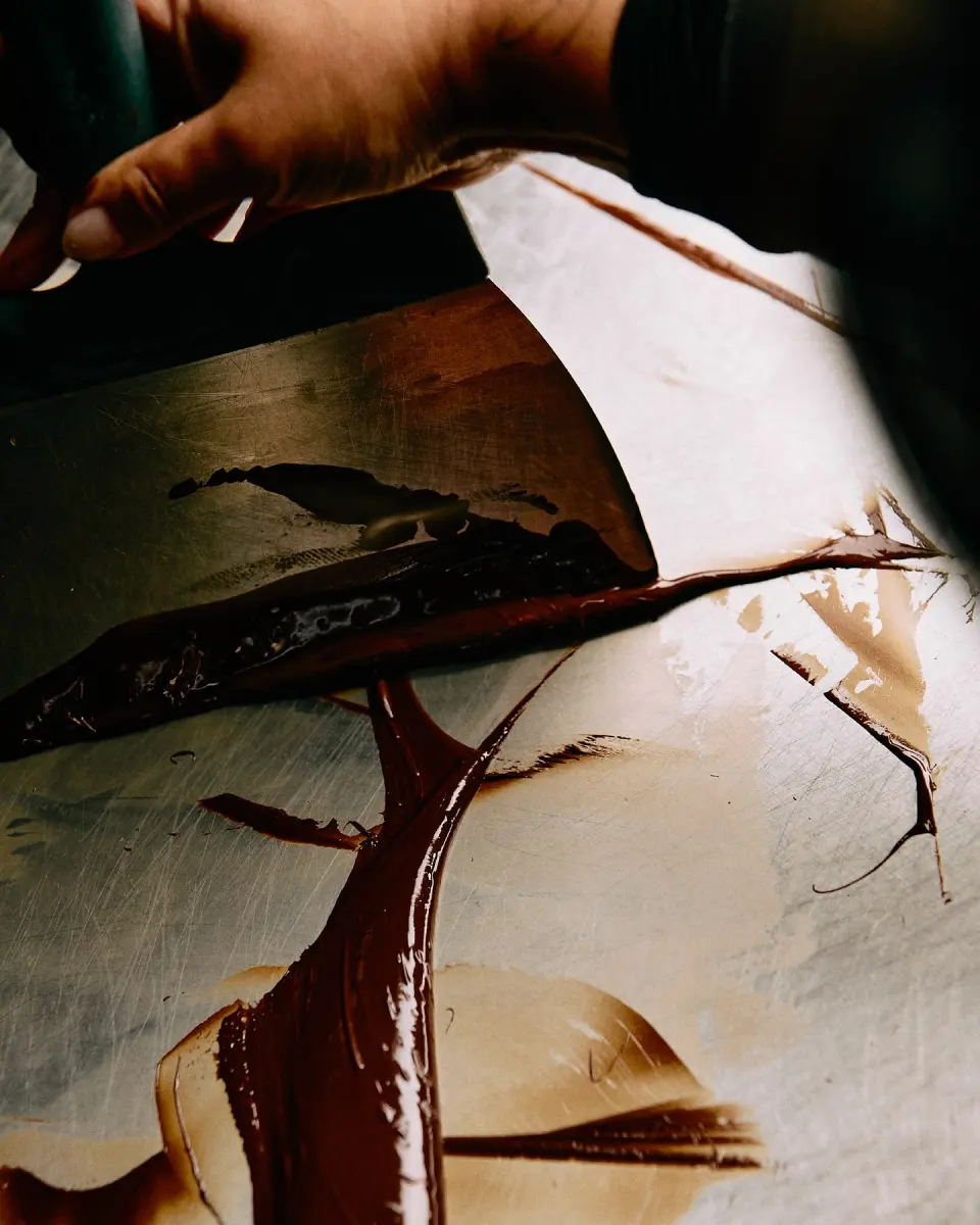 Chocolate derretido trabajado a mano en el obrador