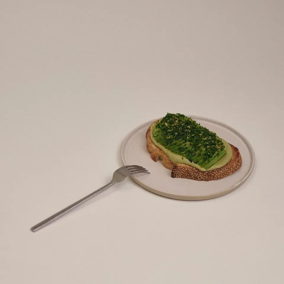 Tostada de palta y yema curada