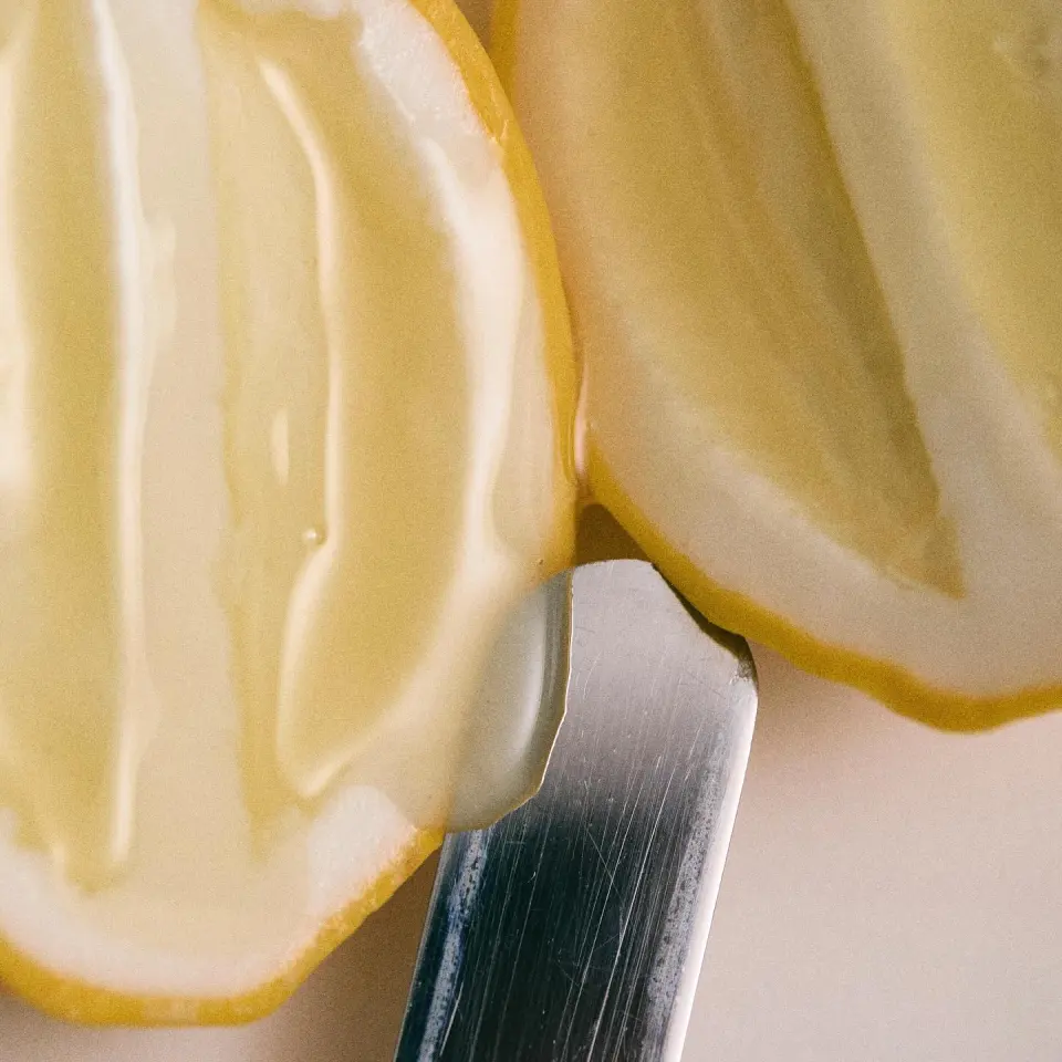 Limones cortados y una espátula en el taller