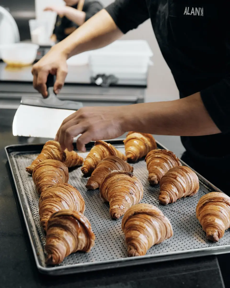 Croissants recién horneados en bandeja