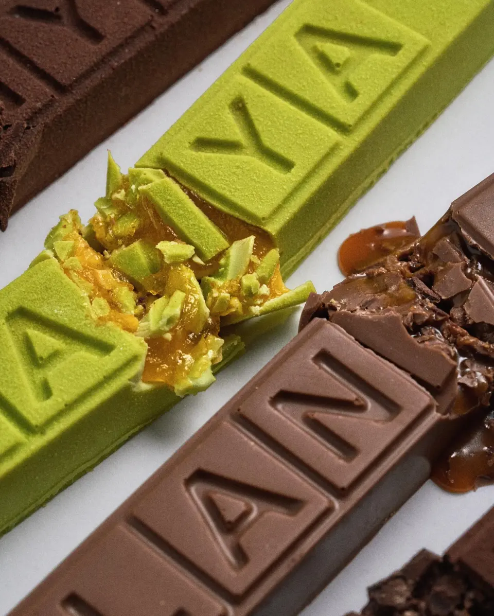 Turrones navideños de pistacho y chocolate con las letras ALANYA en relieve
