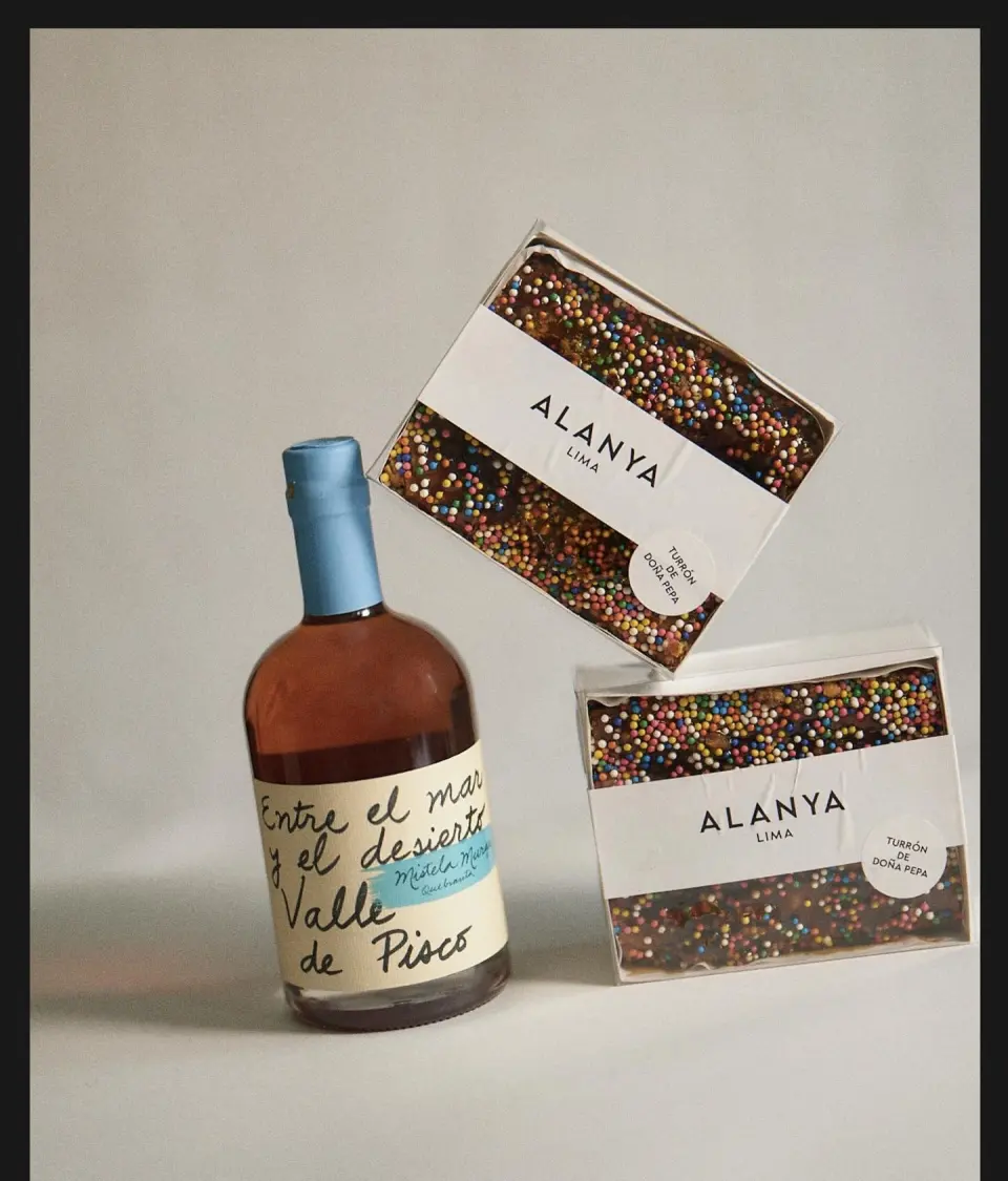 Turrón de Doña Pepa de Alanya junto a una botella de mistela