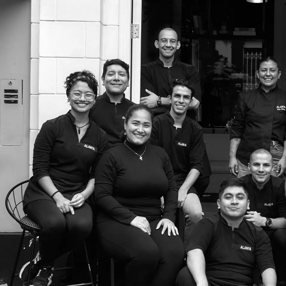 El equipo de Alanya frente a la casa