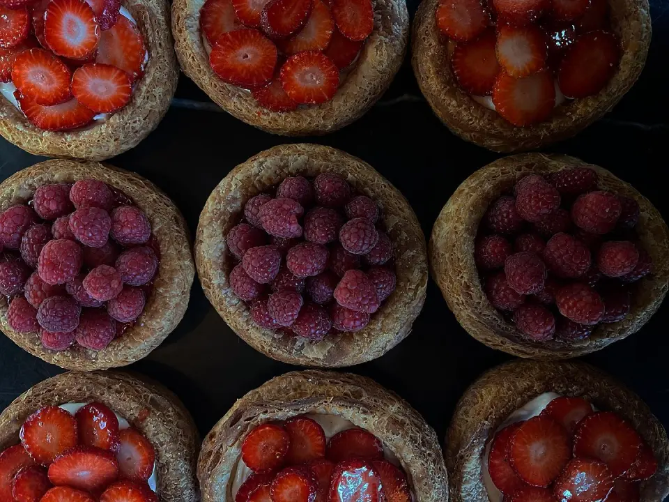 Bandeja de hojaldres con frambuesas y fresas